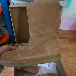 Girls Ugg’s Chestnut size 3